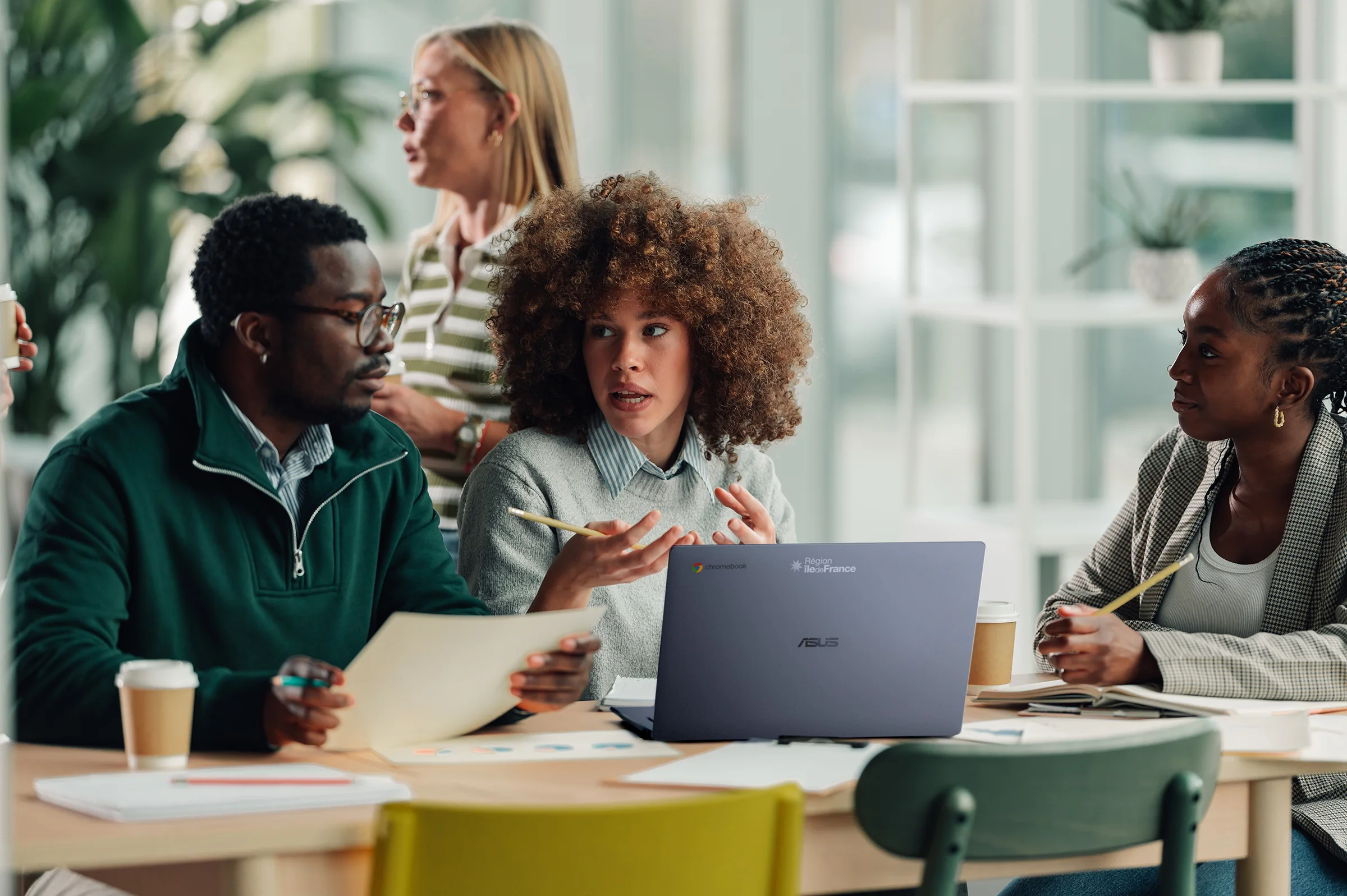 Étudiant utilisant un Chromebook Plus CX14 d'ASUS dans une bibliothèque.
