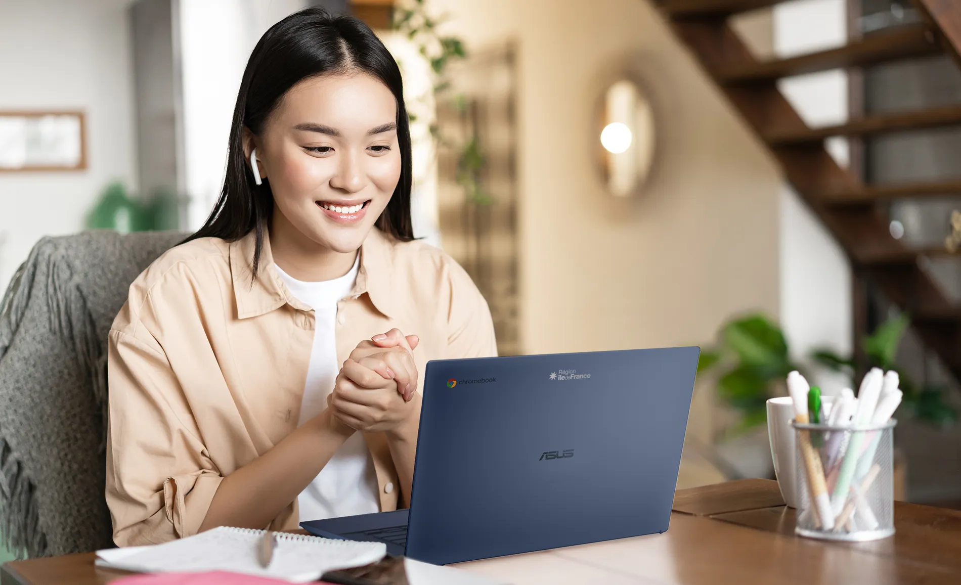 Étudiante utilisant un Chromebook Plus CX14 d'ASUS.